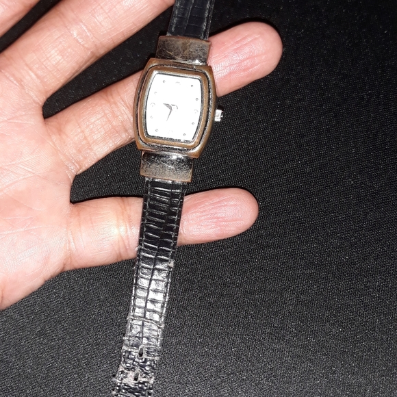 WATCHES..TIMEPIECE COLLECTORS..9 Watches total..ASSORTED BRANDS/ STYLES.. - Picture 8 of 16